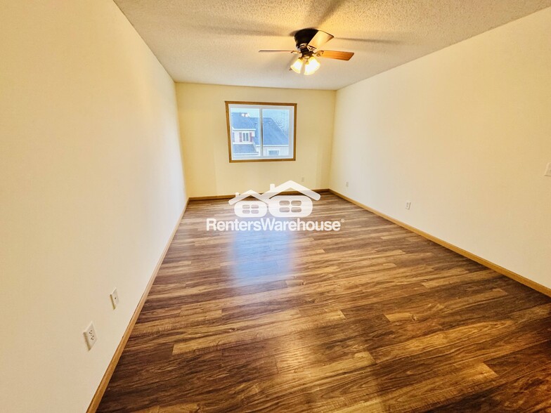 Building Photo - 6808 Meadow Grass Ln S