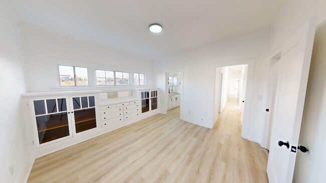 Building Photo - 2028 E 3rd St