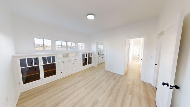 Building Photo - 3rd St