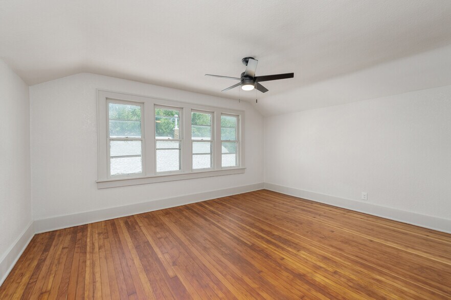 Building Photo - 156 S Estelle St