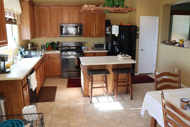Building Photo - 3 Bedroom, 2.5 Bath