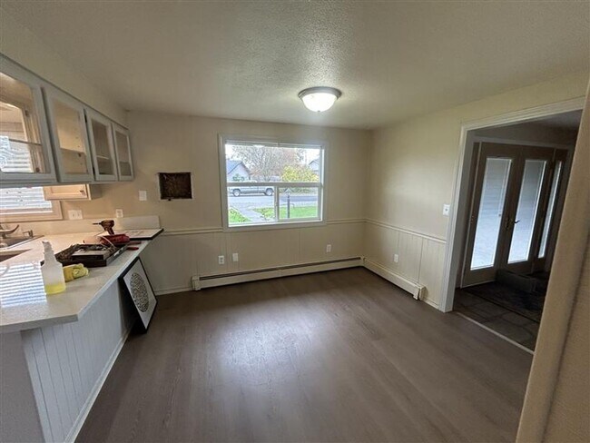 Building Photo - 209 E 3rd St