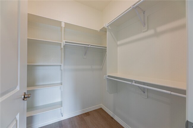 Building Photo - 1402 SW Poigai Wy