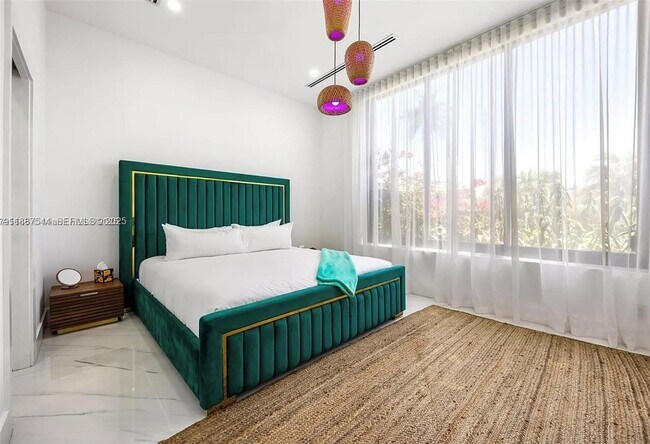 Building Photo - 2225 NE 19th St