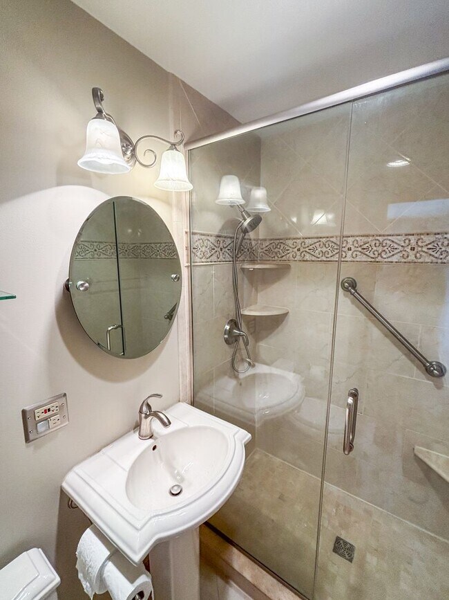 Building Photo - Beautiful 4-Bedroom Home for Rent in Palat...