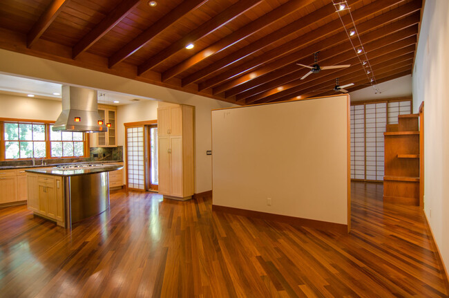 Building Photo - Beautifully Updated Private Guest House wi...