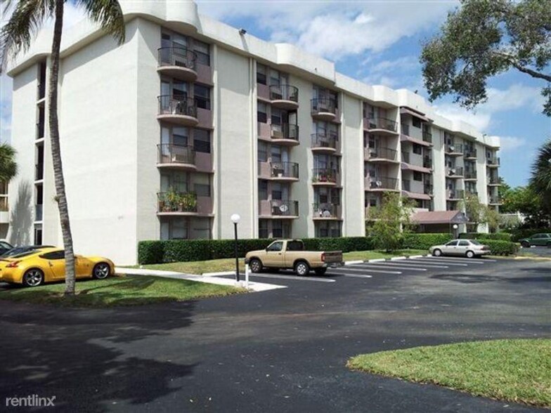 Building Photo - 2701 Riverside Dr