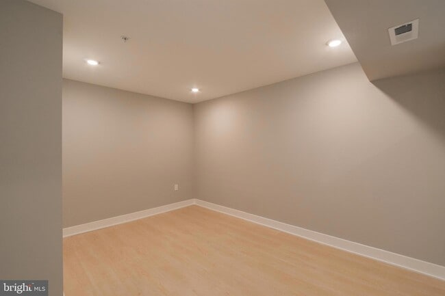 Building Photo - 6604 Ridge Ave