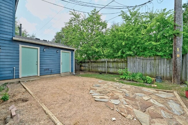 Building Photo - 2617 Ektom Dr