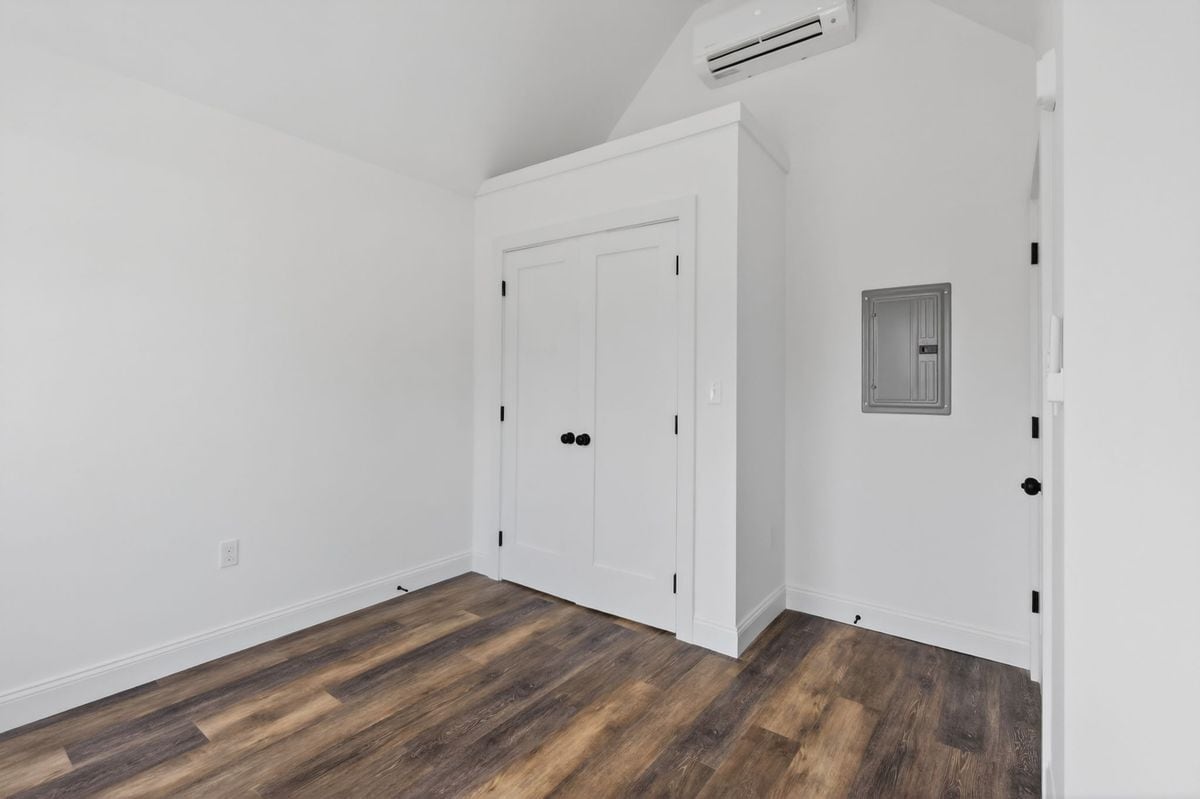 Building Photo - 371 Cabot St