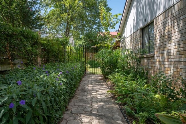 Building Photo - 11826 Carshalton Dr