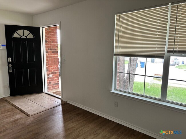 Building Photo - 3039 Pine Valley Dr