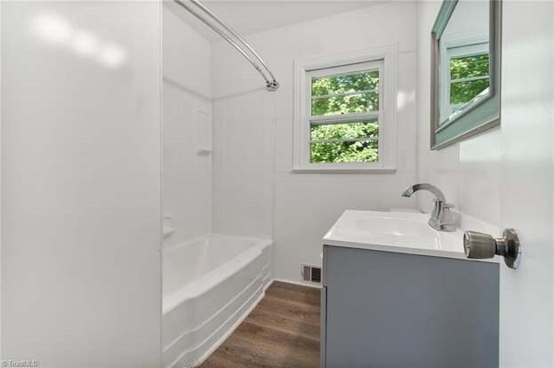 Building Photo - 9 Hawthorne Ln