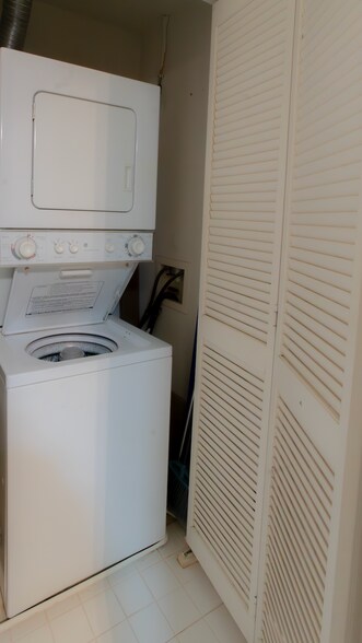 Building Photo - 1645 International Dr