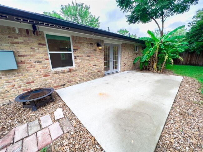 Building Photo - 5923 Dawnridge Dr