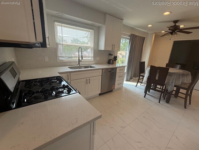 Building Photo - 4803 Thorntree Dr