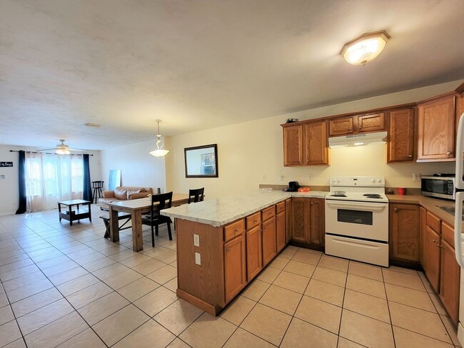 Building Photo - Large 4 bedroom town home with ceramic tile for rent right away for $1650