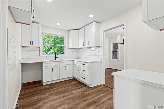 Building Photo - Modern 3-Bedroom Home with Generous Space and Style