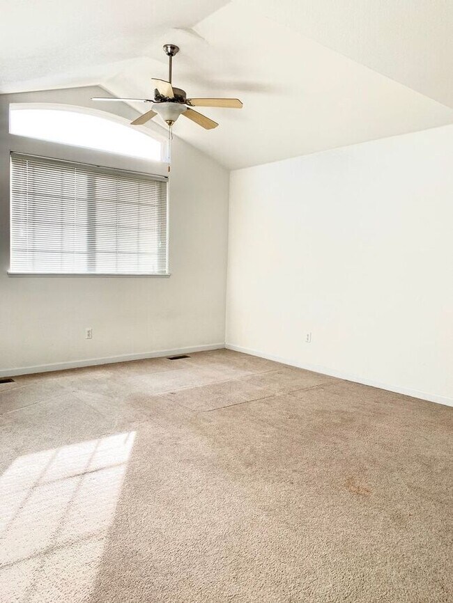 Building Photo - Spacious 3 Bedroom Townhome- Convenient Access to the Front Range