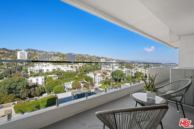 Building Photo - 838 N Doheny Dr