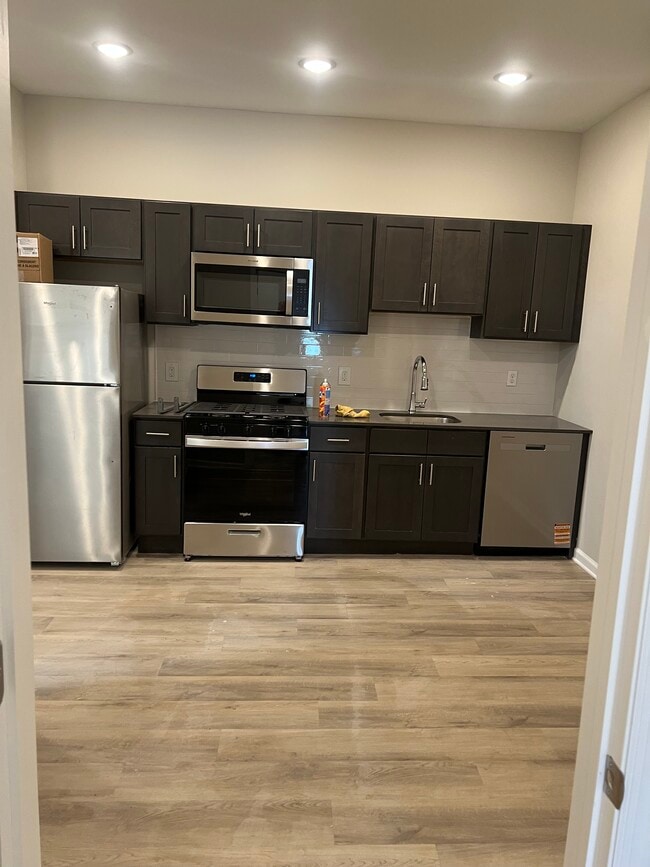 Building Photo - 10 E Washington Ave