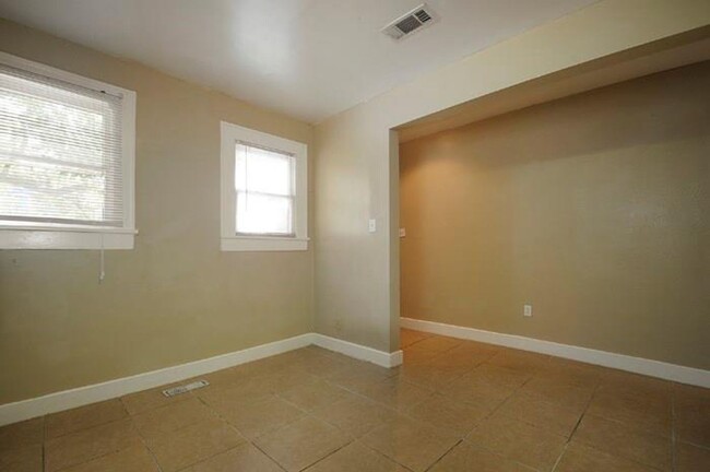 Building Photo - Upgraded and ready 5 bed 2 bath home next ...