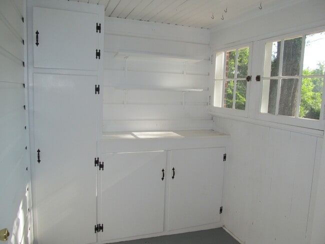 Building Photo - 3 bed/1 bath Off Polo Rd