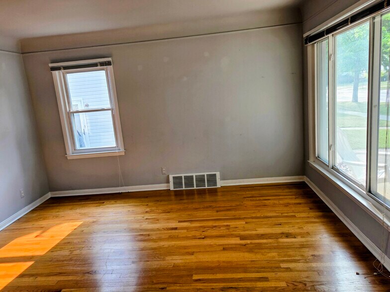 Building Photo - 2215 E Lincoln Ave