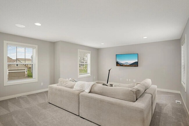 Building Photo - Absolutely stunning woodbury property for lease!