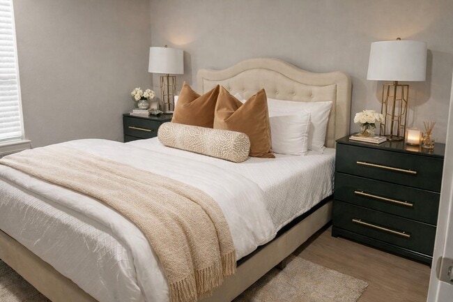 Building Photo - 645 E 11th 1/2 St