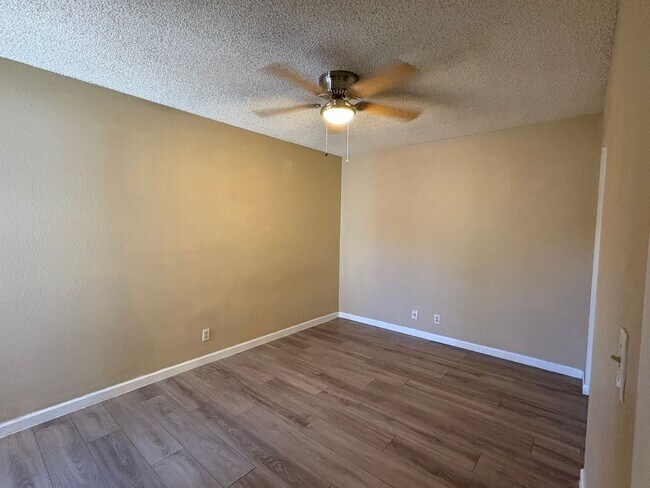 Building Photo - 2 Bed 1 Bath Twin Home Unit in Youngtown, ...