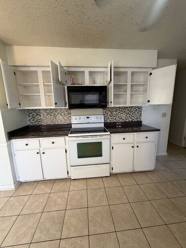 Building Photo - FOR RENT