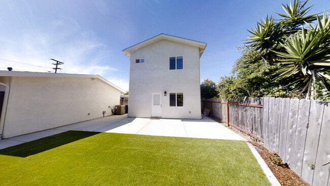 Building Photo - PRIVATE YARD!! 4BD/2BR, Corner of Tipton a...