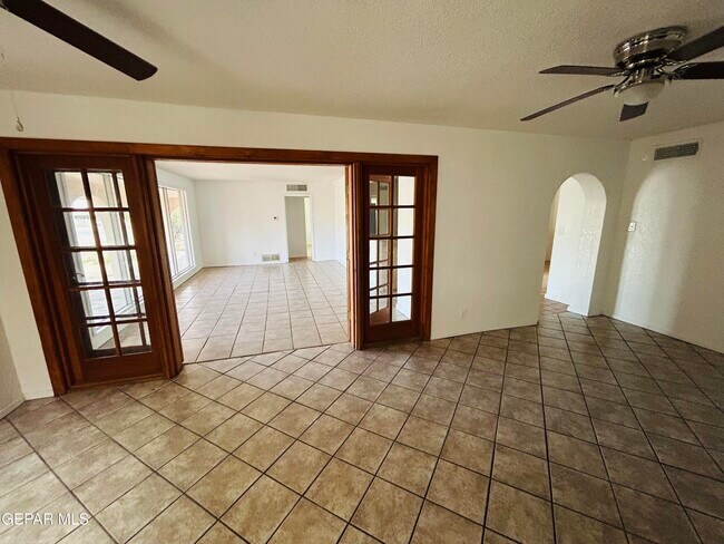 Building Photo - 805 Chile Pl