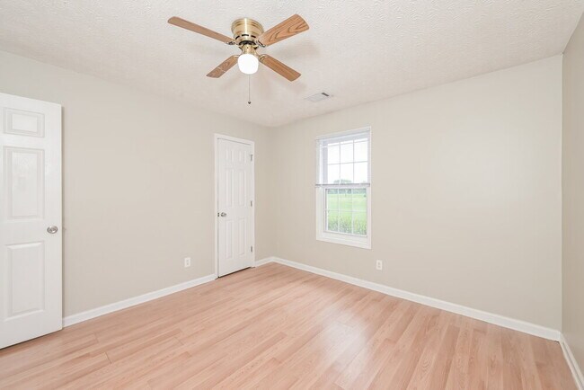 Building Photo - 372 Kay Dr