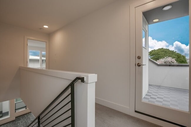 Building Photo - ULTRA-MODERN Townhome w/AC and Views in th...