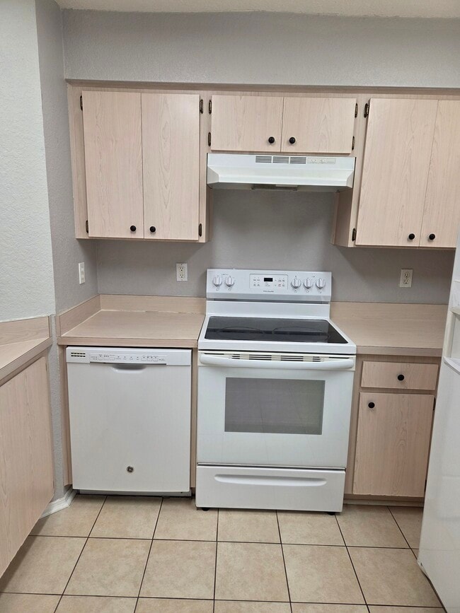 Building Photo - 682 Green Valley Rd