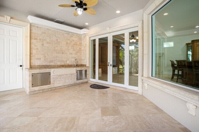 Building Photo - ** OAKES ESTATES ** 4 BED + DEN / 3.5 BATH...