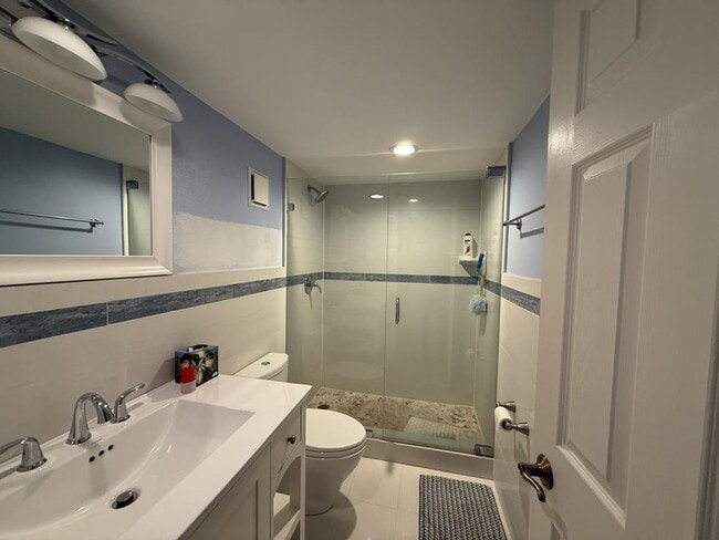 Building Photo - 440 Seaview Ct