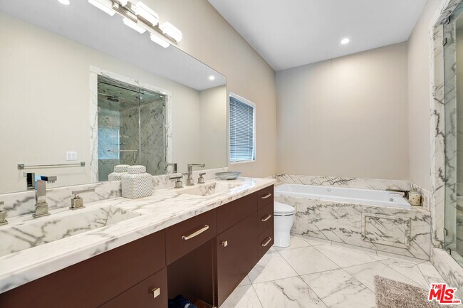 Building Photo - 841 N Crescent Heights Blvd