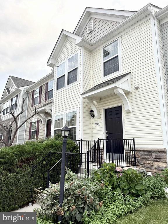 Building Photo - 1130 Stallion St