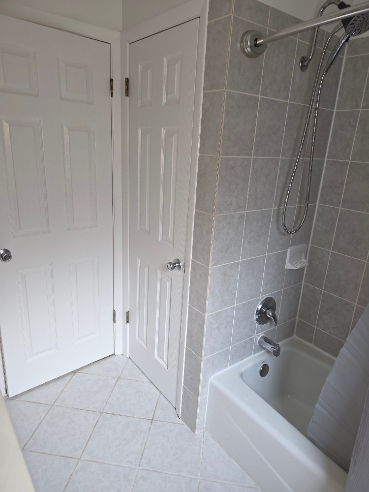 Main bathroom - 826 E Capri Dr