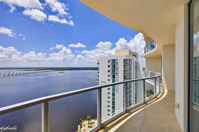Building Photo - 3000 Oasis Grand Blvd