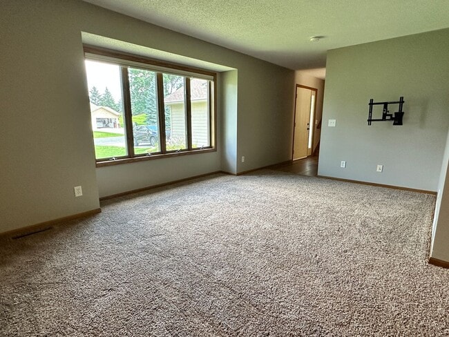 Building Photo - Maple Grove Single Family Home, Office, Fa...
