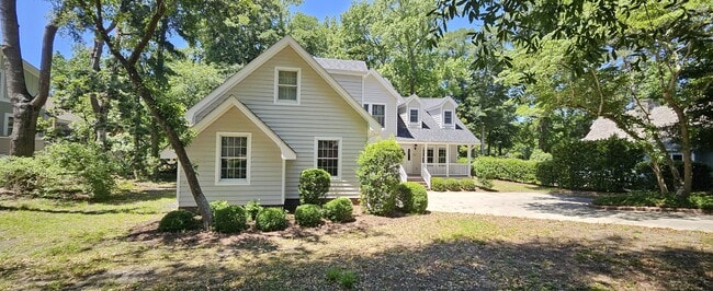 Building Photo - 33 Fairway Dr
