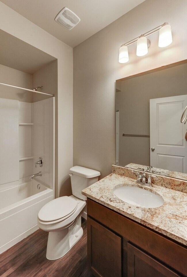 Building Photo - *** SIX WEEKS FREE RENT!!! *** This unit only with 12 month lease