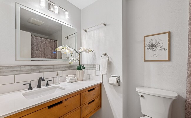 Building Photo - Stunning 4-Bedroom, 2.5-Bath Remodeled Home in Rushmore, Gig Harbor