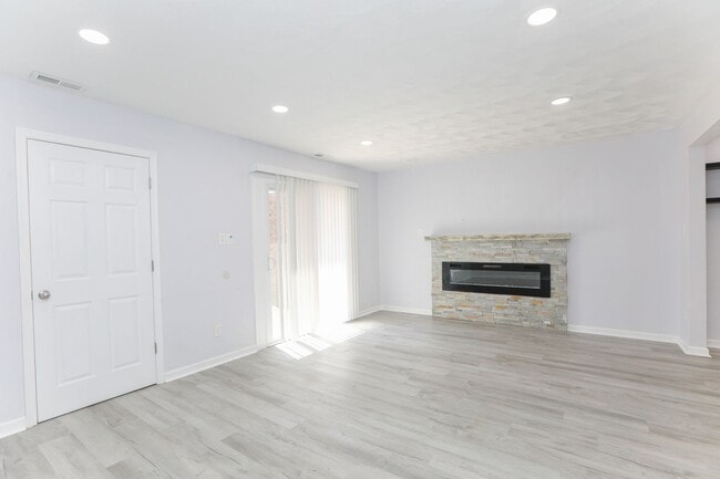 Building Photo - "Beautifully Updated Townhome – Ready for ...