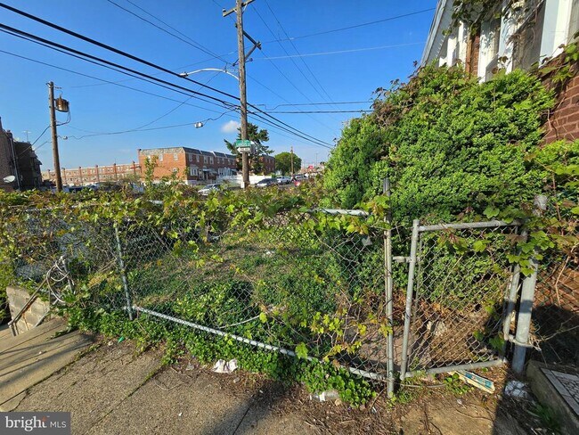 Building Photo - 5215 N Tabor Rd