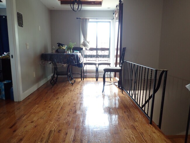 Primary Photo - 203 Crystal St